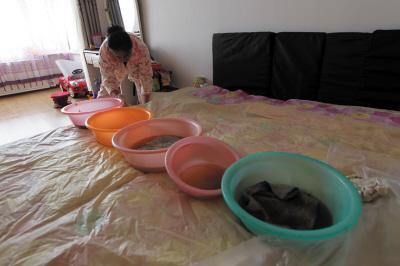 海东楼上漏水，住户失联，小区没物管，业主维权难！律师来支招……